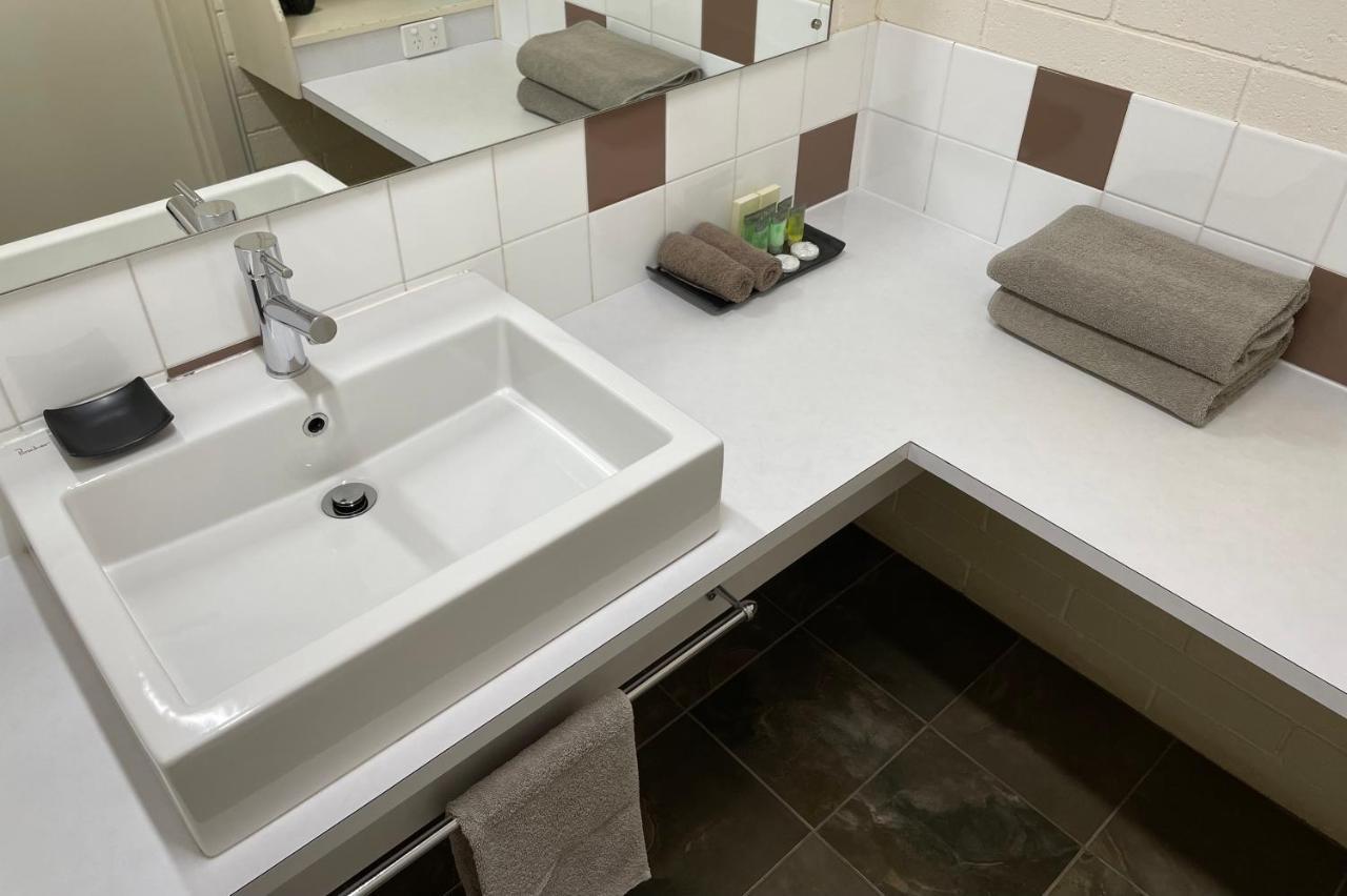 Central Highlands Motor Inn Кайнтън Екстериор снимка