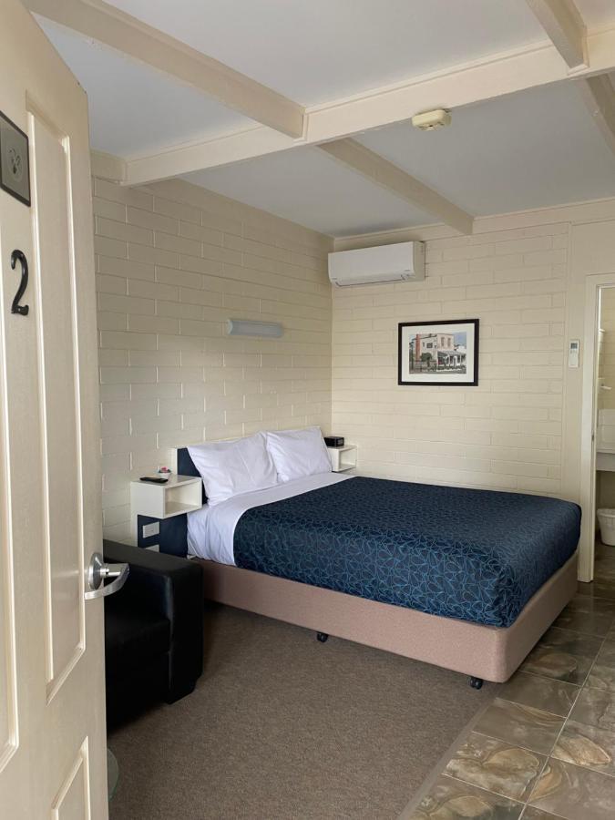 Central Highlands Motor Inn Кайнтън Екстериор снимка