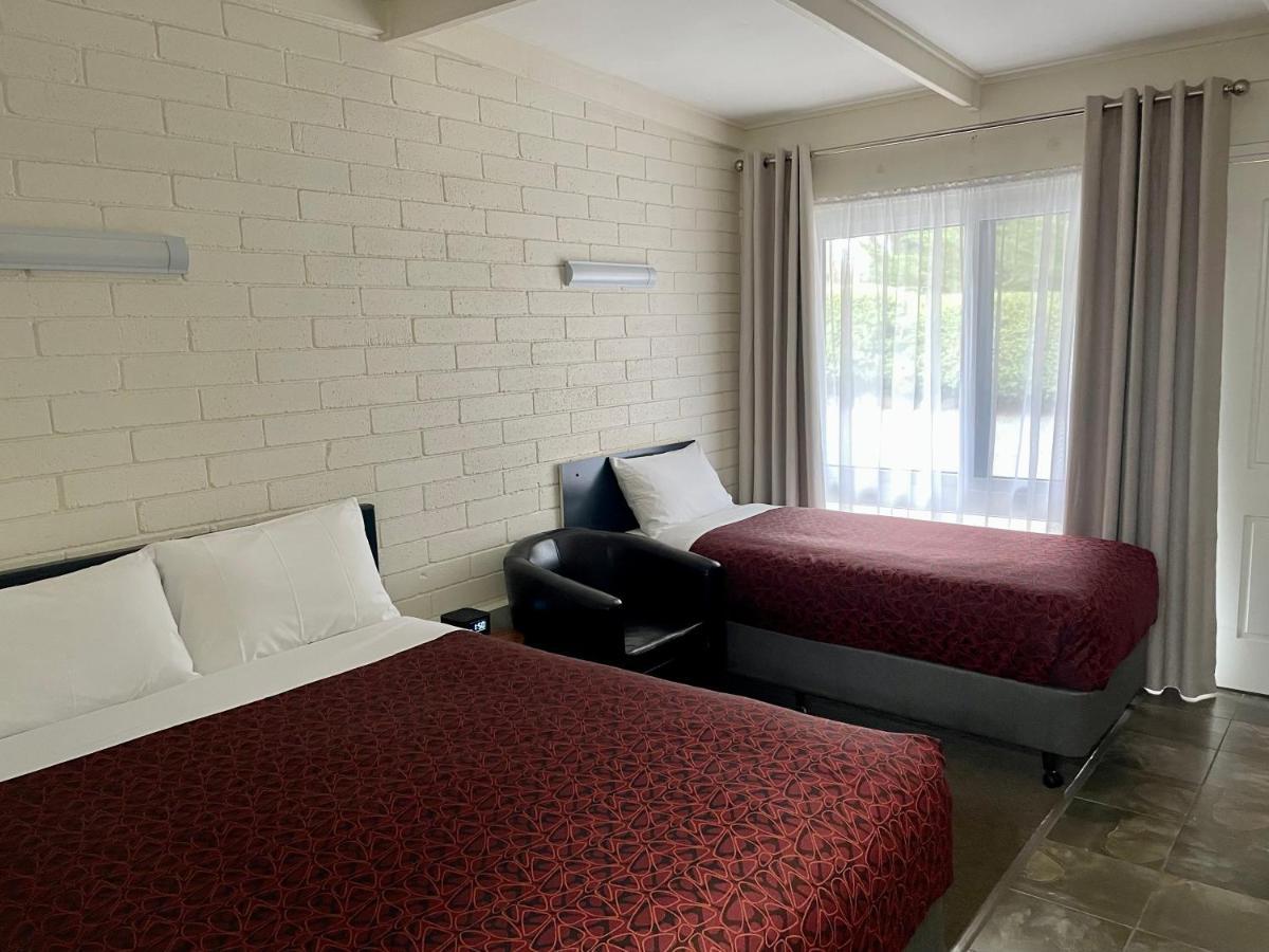 Central Highlands Motor Inn Кайнтън Екстериор снимка